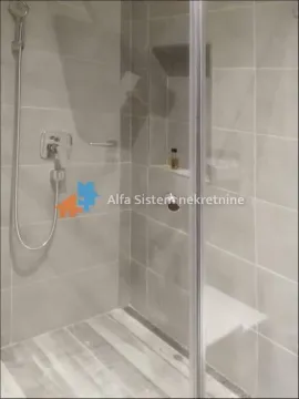 Tuš kabina obložena pločicama sa ugrađenom slavinom i nišom. - image 8
