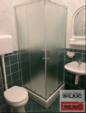 Kupatilo opremljeno tuš kabinom, umivaonikom i wc šoljom. - image 4