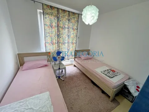 Spavaća soba sa dva odvojena kreveta i prozorom sa zavjesama. - image 2