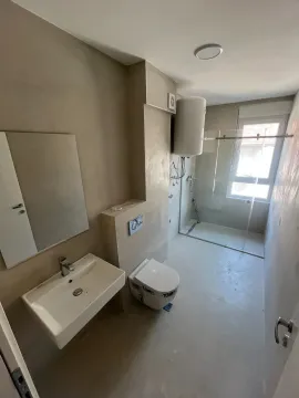Novoopremljeno kupatilo sa tuš kabinom i ugradnim elementima. - image 6
