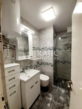 Moderno kupatilo sa tuš kabinom, umivaonikom i wc šoljom. - image 16