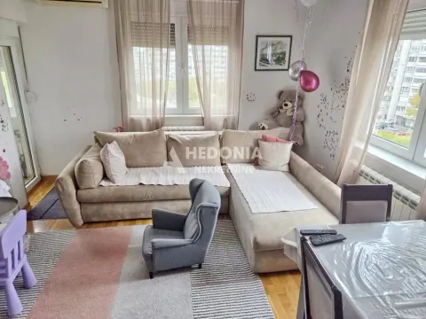 Namešten dnevni boravak sa ugaonom garniturom i trpezarijskim stolom. - image 8