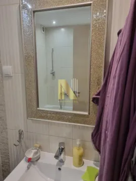 Pogled na kupatilo sa umivaonikom i ogledalom. - image 12