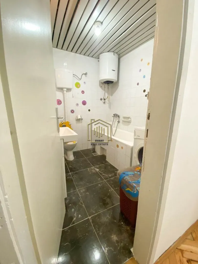 Manje kupatilo sa kadom, sanitarijama i bojlerom.