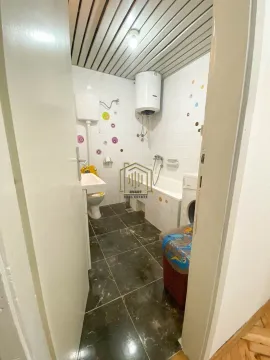 Manje kupatilo sa kadom, sanitarijama i bojlerom. - image 4