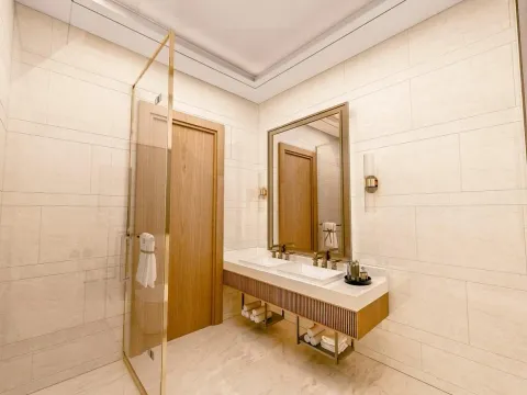 Moderne kupatilo sa duplim umivaonikom i staklenom tuš kabinom. - image 9
