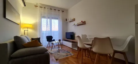 Svijetla dnevna soba sa trpezarijskim stolom i izlazom na balkon. - image 2