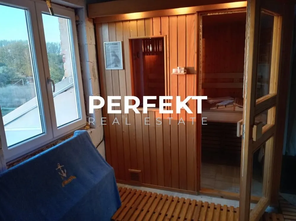 Drvena sauna u prostoriji sa prozorom.