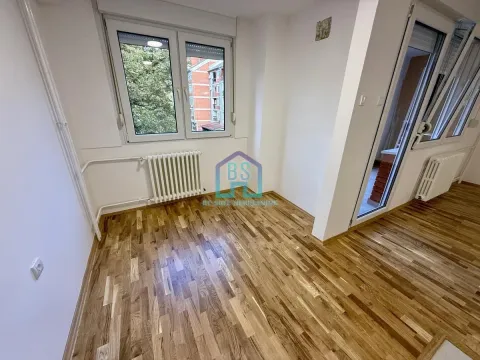 Prazna soba sa parketom i prozorom. - image 17