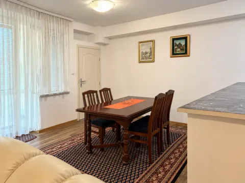 Dnevna soba sa trpezarijskim stolom i stolicama. - image 4