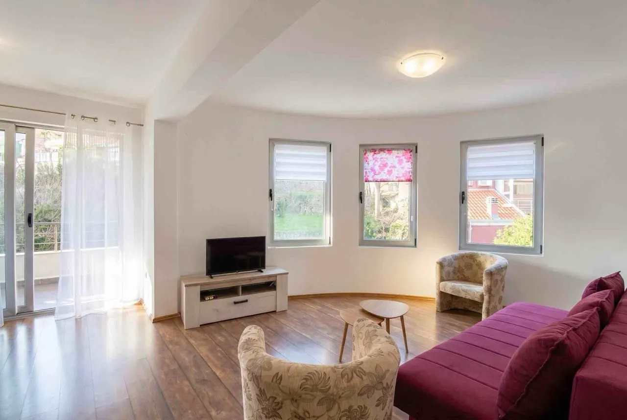 Izdavanje, jednosoban stan, 48m², Bečići, Budva
