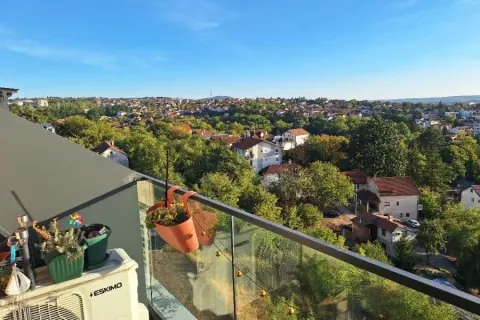 Pogled sa terase na grad i zelene površine. - image 7