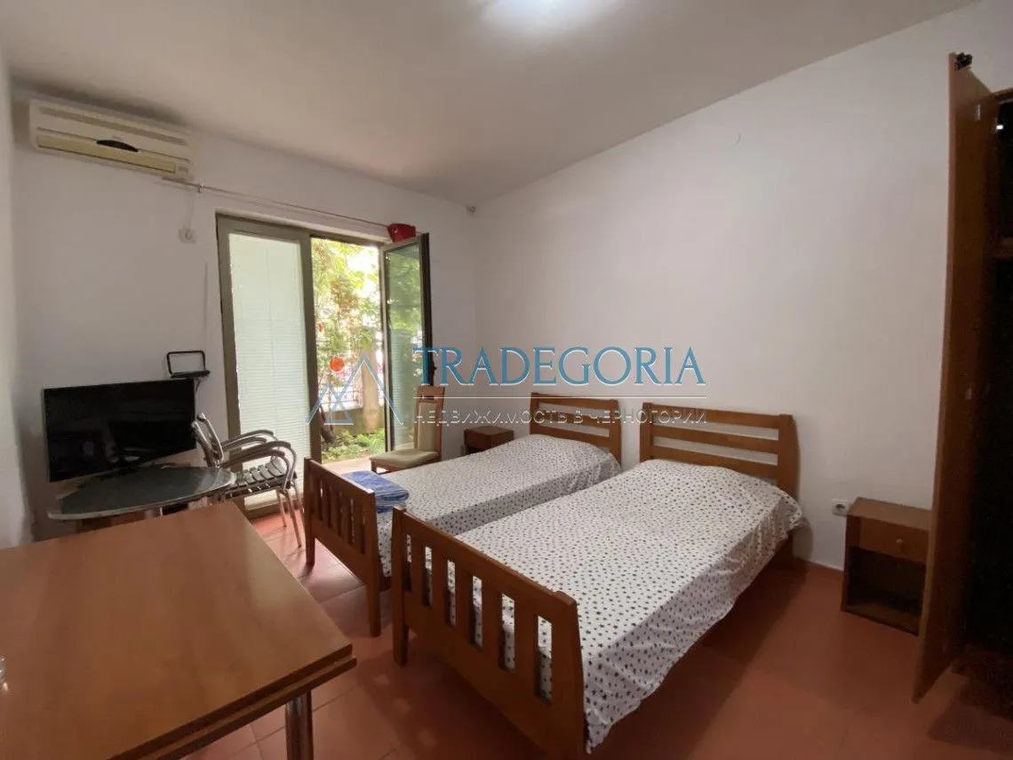 Bedroom with two single beds and access to the terrace.