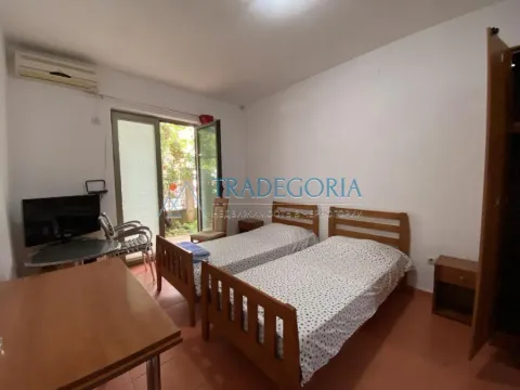 Bedroom with two single beds and access to the terrace. - image 4