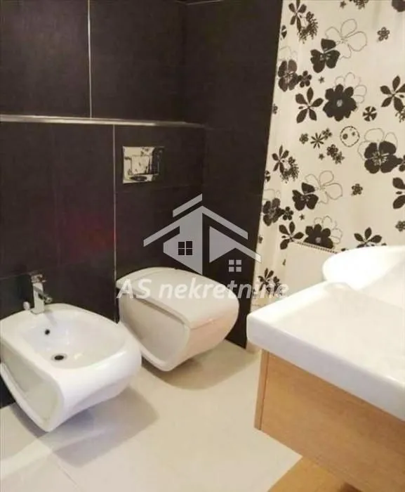 Izdavanje, četvorosoban stan, 120m², Senjak, Beograd