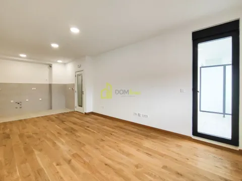 Empty living room with wooden flooring and access to the terrace. - image 9