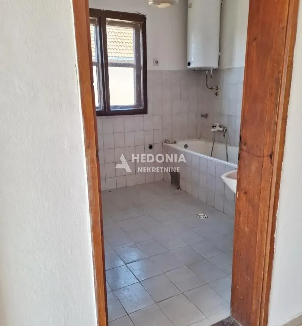Prodaja, kuća, 176m², Centar, Inđija