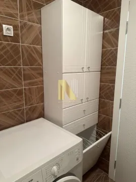 Kupatilo sa belim ormarićem i mašinom za veš. - image 13