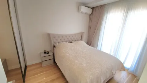Svjetla i uredna spavaća soba sa bračnim krevetom i garderoberom. - image 8