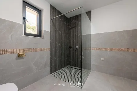 Moderne kupatilo sa tuš kabinom i prozorom. - image 72