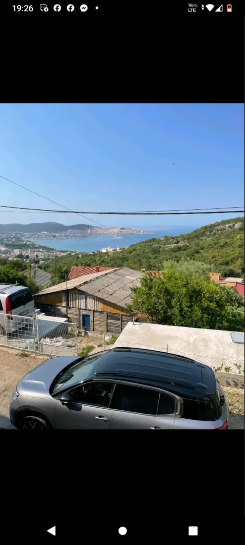 Pogled na zaliv i okolno zelenilo sa nekretnine.