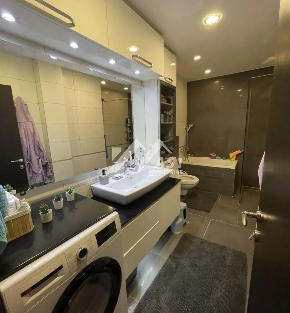 Prodaja, četvorosoban stan, 105m², Bulevar Evrope, Novi Sad Sve Podlokacije