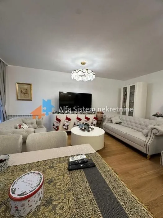 Izdavanje, trosoban stan, 90m², Čubura, Beograd