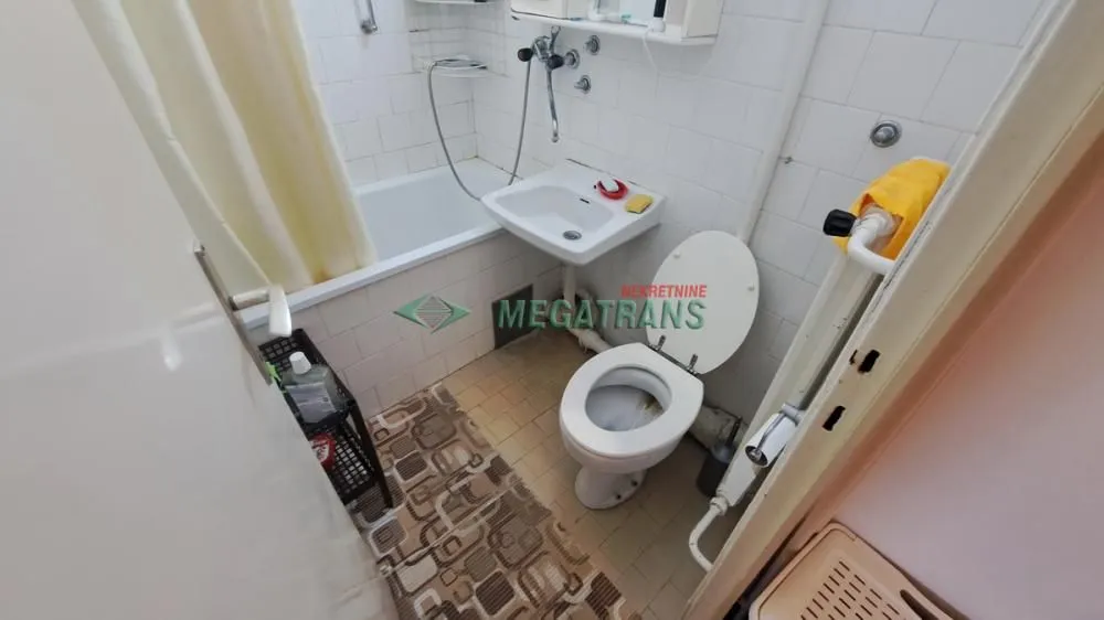 Manje kupatilo sa kadom, umivaonikom i wc šoljom.