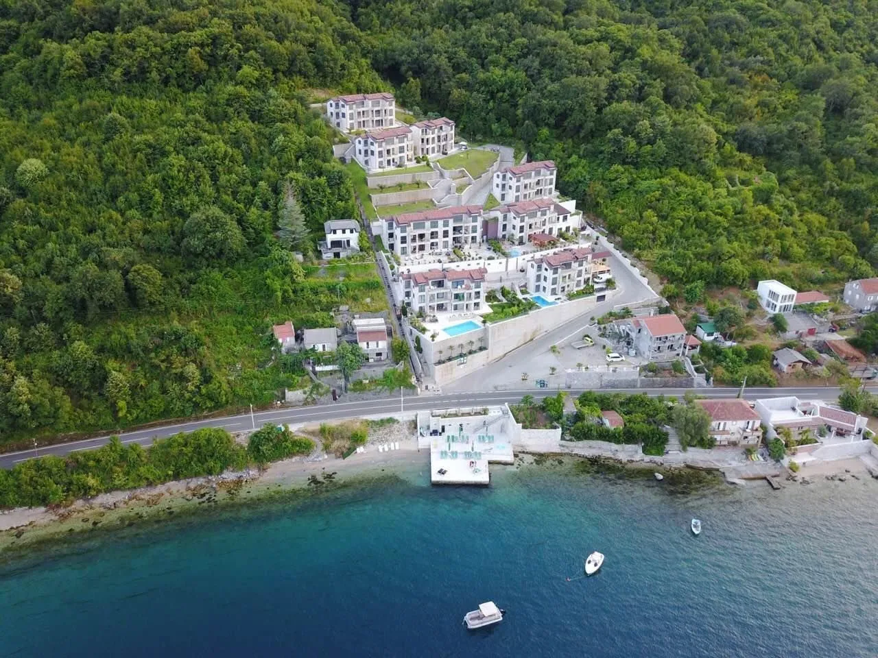 Pogled iz vazduha na stambeni kompleks pored mora.