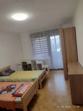 Dečja soba sa dva kreveta, radnim stolom i ormarom. - image 9