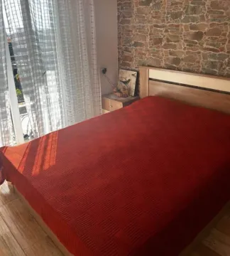 Spavaća soba sa bračnim krevetom i dekorativnim zidom od kamena. - image 10