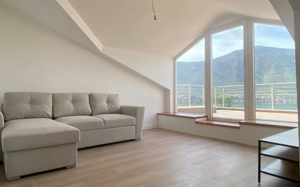 Prodaja, četvorosoban stan, 171m², Dobrota, Kotor