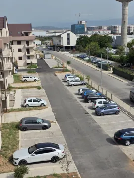 Pogled sa terase na parking i okolne stambene zgrade. - image 11