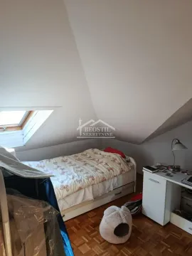 Potkrovna spavaća soba sa krevetom i radnim stolom. - image 13
