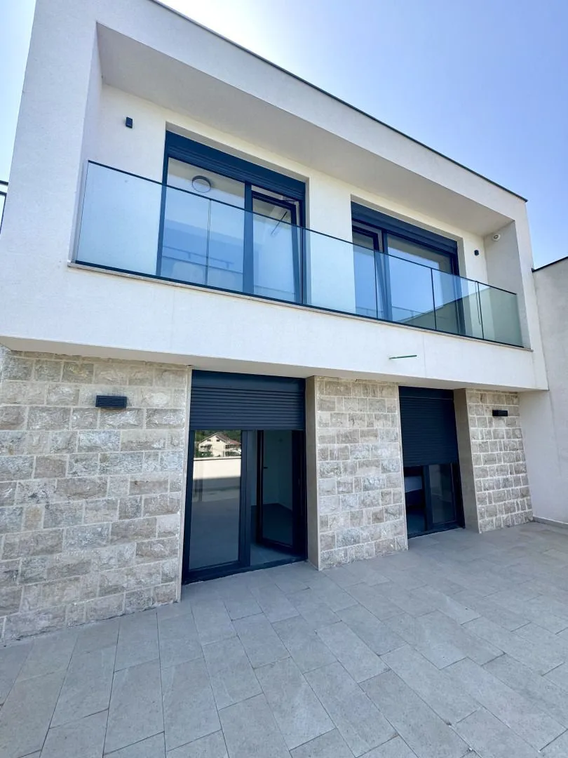 Izdavanje, dvosoban stan, 86m², Kava, Tivat