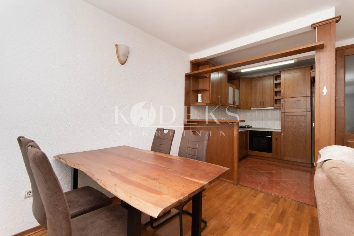 Izdavanje, dvosoban stan, 75m², Stara Varoš, Podgorica
