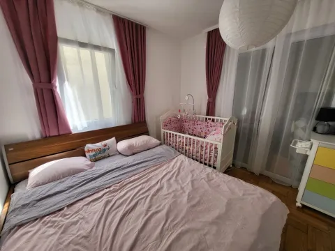 Spavaća soba sa bračnim krevetom i dječijim krevetcem. - image 4