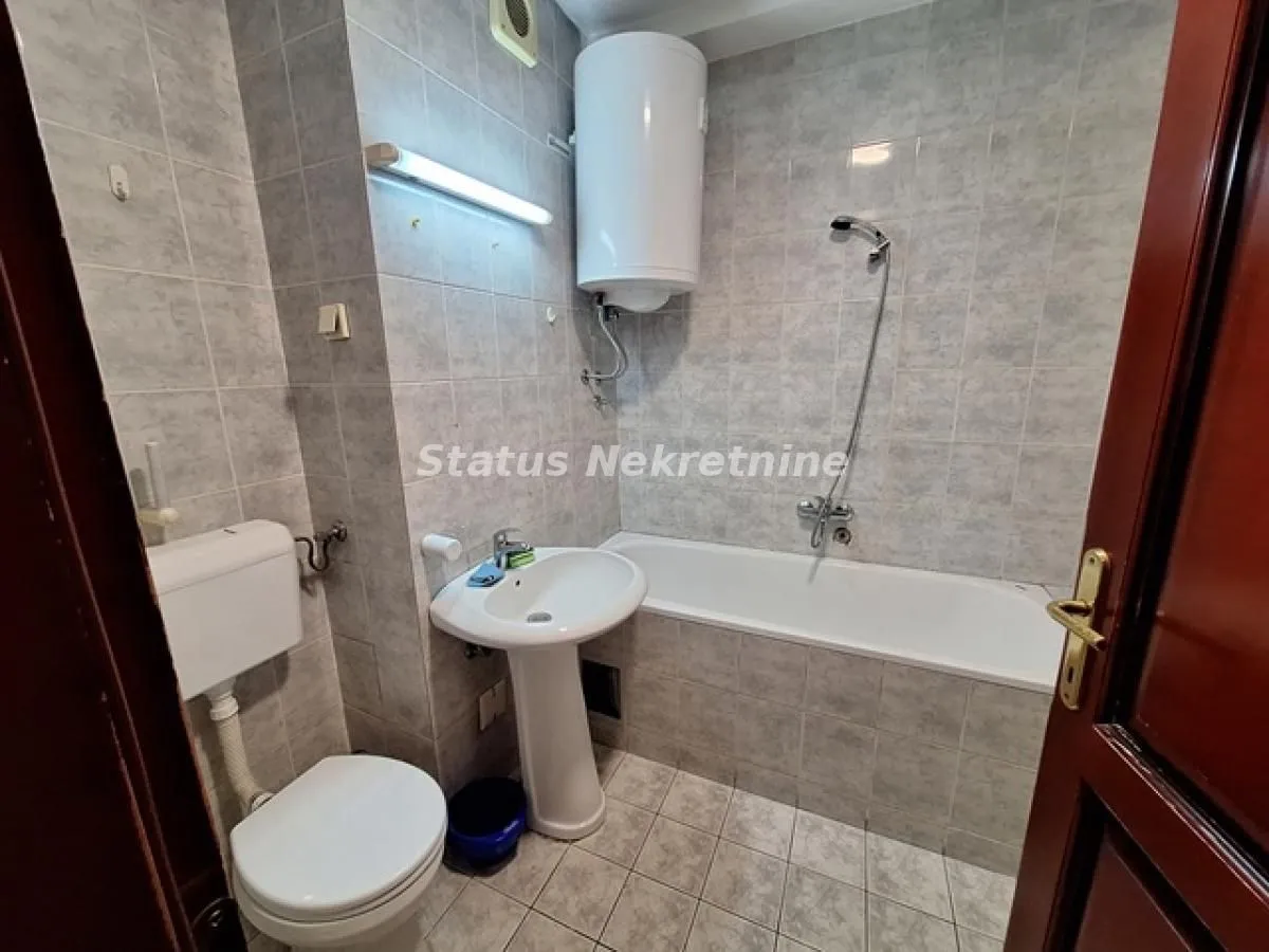 Kupatilo opremljeno kadom, umivaonikom, WC šoljom i bojlerom.