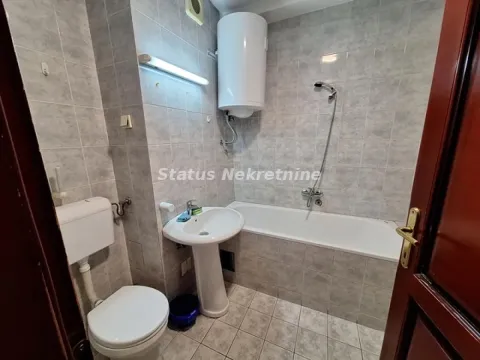 Kupatilo opremljeno kadom, umivaonikom, WC šoljom i bojlerom. - image 8