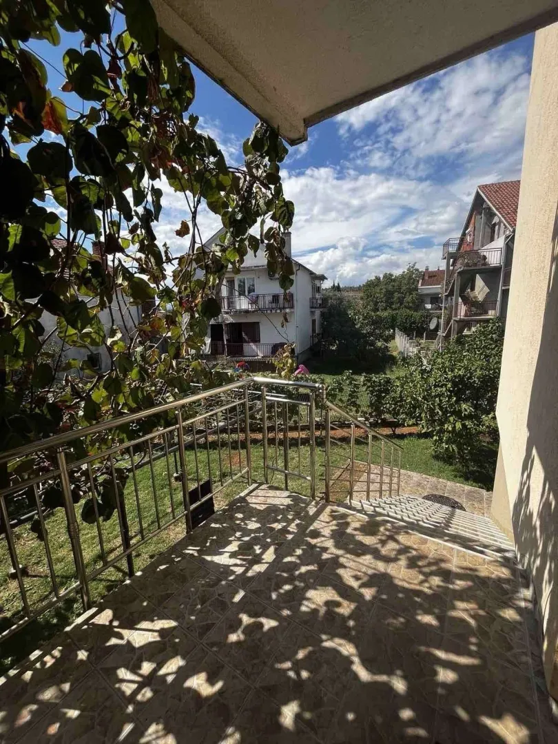 Pogled sa terase sa stepenicama koje vode u dvorište.