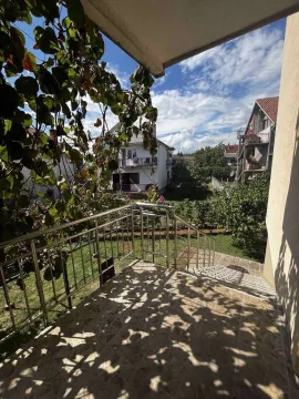 Pogled sa terase sa stepenicama koje vode u dvorište. - image 17