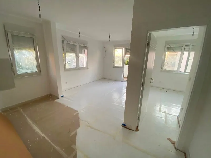 Pogled na prazne prostorije u stanu tokom renoviranja.