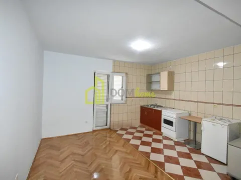 Izdavanje, poslovni prostor, 200m², Tološi, Podgorica - image 10