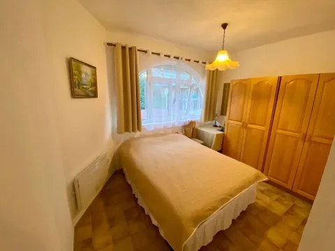 Namještena spavaća soba sa bračnim krevetom, velikim ormarom i prozorom. - image 10
