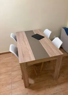 Trpezarijski sto sa četiri stolice u svijetloj prostoriji. - image 5