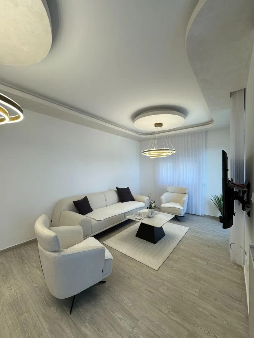 Izdavanje, dvosoban stan, 74m², Bečići, Budva