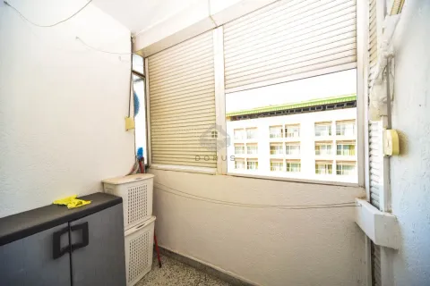 Zastakljeni balkon sa ormarićem i kutijama za odlaganje. - image 6