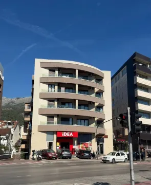 Pogled na spoljašnjost stambene zgrade sa poslovnim prostorom u prizemlju i terasama. - image 2