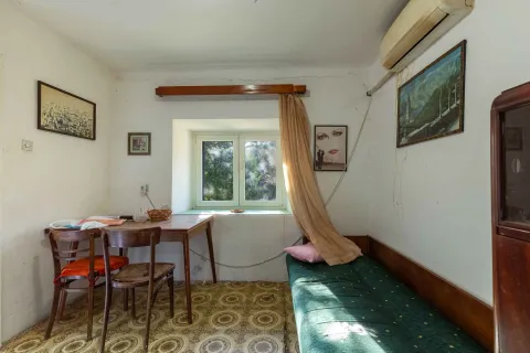 Manja soba sa kaučem, trpezarijskim stolom i prozorom. - image 10