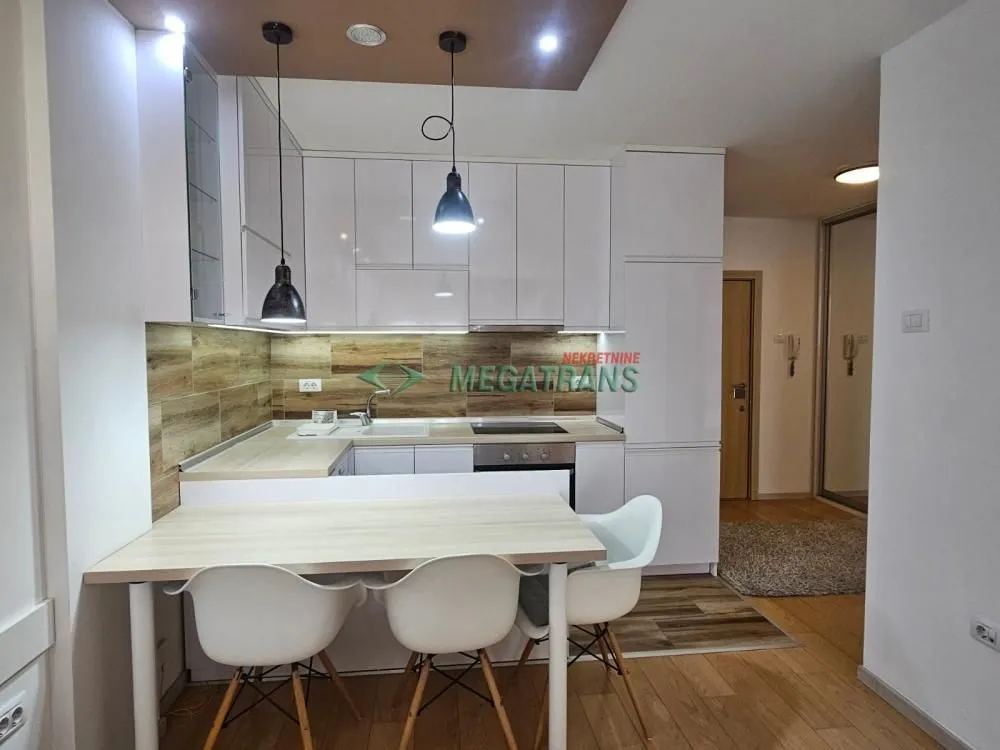 Izdavanje, dvosoban stan, 39m², Centar, Novi Sad